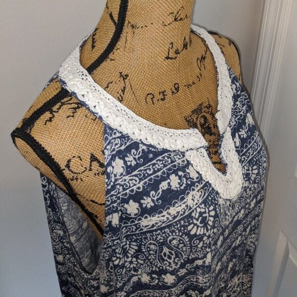 Blue and white crochet tank top - Picture 2 of 4